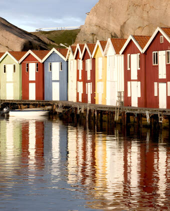 Ta en spasertur langs den berømte Smögenbryggan i den gamle fiskehavna. Det er en vakker sommeropplevelse.