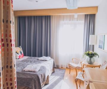 Alle hotellets værelser er indrettet i et elegant skandinavisk design og tilbyder god komfort under Jeres ophold i Smögen.