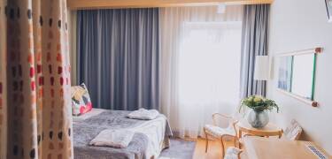 Et av hotellets dobbeltrom. Alle rommene er inndredet i elegant skandinavisk design.