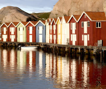 Besøg den berømte Smögenbryggan i den gamle fiskehavn – et utroligt populært sted om sommeren.