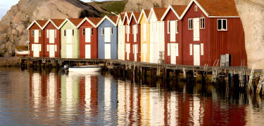 Ta en spasertur langs den berømte Smögenbryggan i den gamle fiskehavna. Det er en vakker sommeropplevelse.