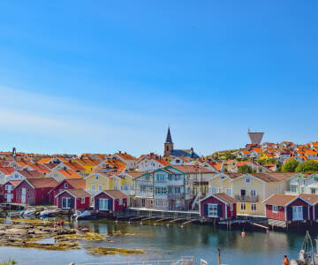 Butikker og restauranter langs molen inviterer besøgende til at slentre rundt i en malerisk kystmiljø.