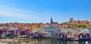 Butiker och restauranger längs piren inbjuder besökare att strosa omkring i en vacker kustmiljö.