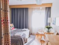 Alla rum är inredda i elegant skandinavisk design och utrustade med bad/toalett, minibar, TV och internetuppkoppling.