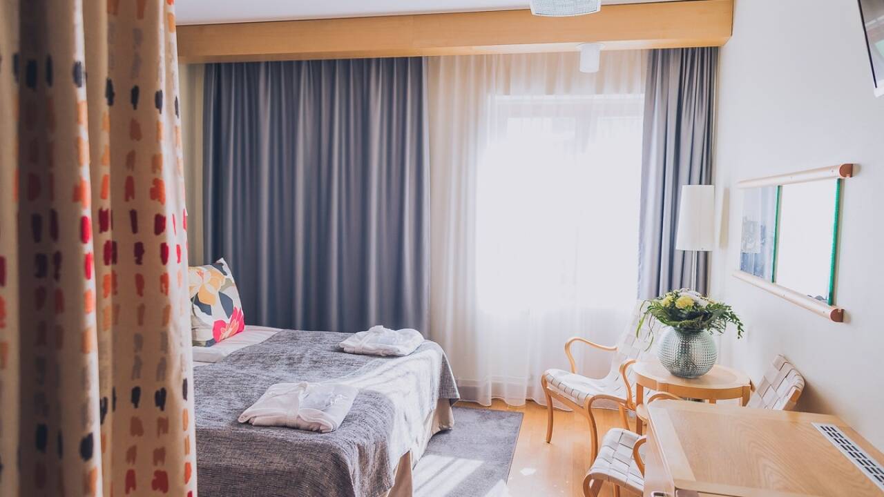 Et av hotellets dobbeltrom. Alle rommene er inndredet i elegant skandinavisk design.