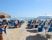 Genießen Sie den kostenlosen Strandservice am hoteleigenen Sandstrand.