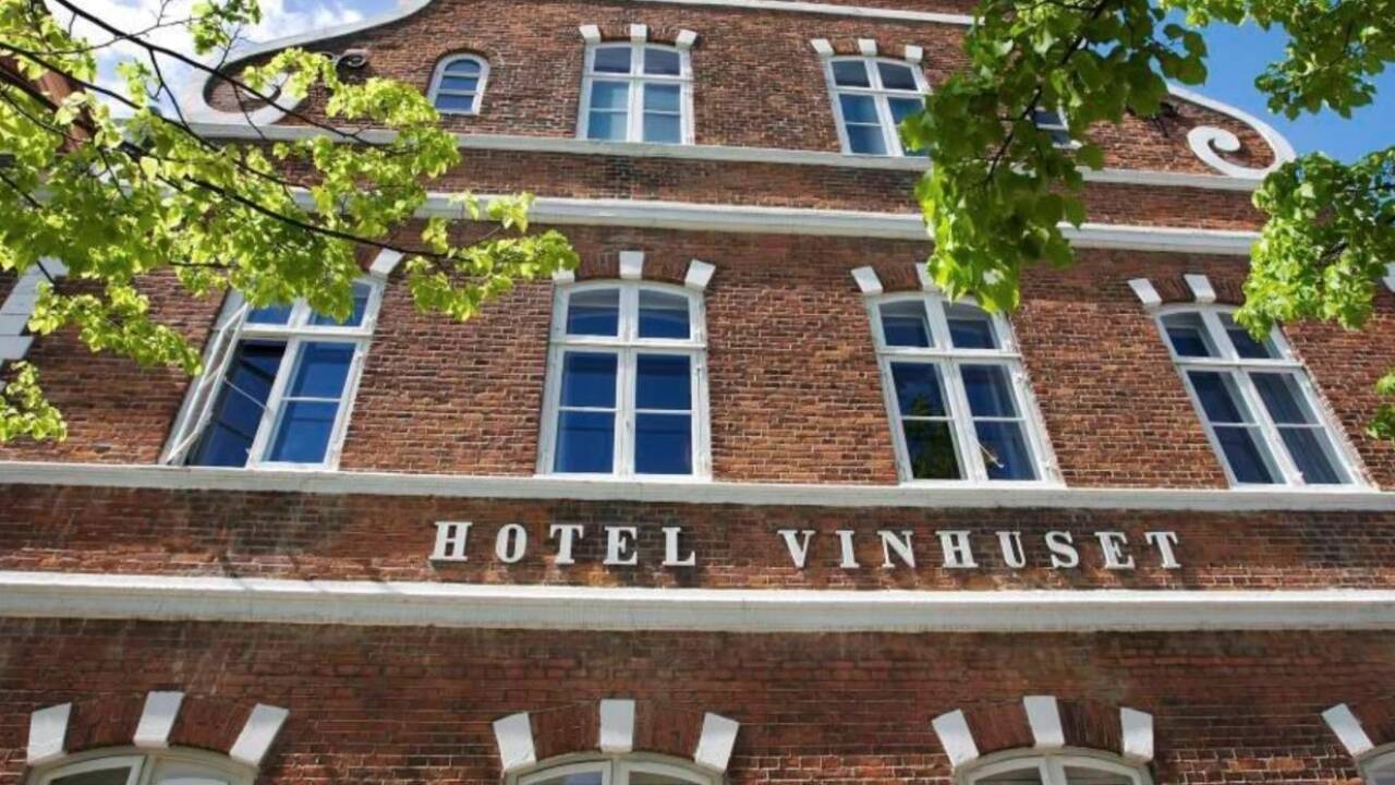 Hotel Vinhuset er at finde i centrum af Næstved – ikke langt fra shopping, caféer og togstationen.