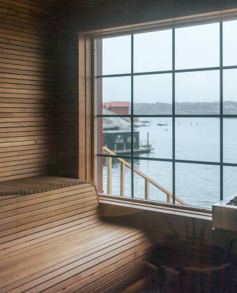 Entspannen Sie im exklusiven Spa am Meer mit Meerblick und einem traditionellen Sauna-Floß.