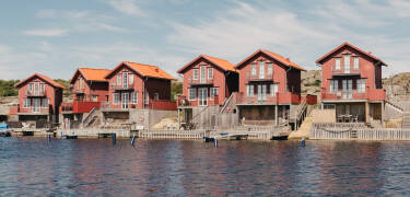 Orust är känt för sin vackra natur, små gårdsbutiker och livliga fiskebyar.