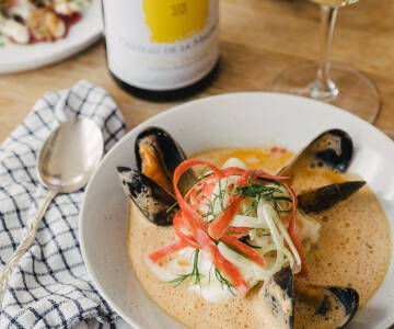 Köstliche Speisen werden im Hotelrestaurant mit regionalen Zutaten zubereitet. Probieren Sie die besten Gerichte der schwedischen Küstenküche.