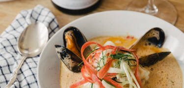 Deilig mat tilberedes med lokale råvarer på hotellets restaurant. Prøv de beste rettene fra Sveriges kystkjøkken.