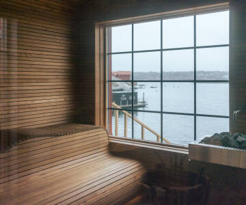 Entspannen Sie im exklusiven Spa am Meer mit Meerblick und einem traditionellen Sauna-Floß.