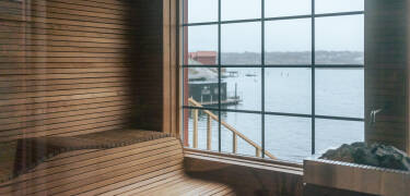 Entspannen Sie im exklusiven Spa am Meer mit Meerblick und einem traditionellen Sauna-Floß.