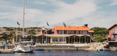 Privat marina med gäst- och fasta båtplatser välkomnar seglare som anländer med båt.