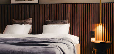 Genomtänkt och rogivande inredningsdesign skapar en fridfull atmosfär under hela vistelsen.