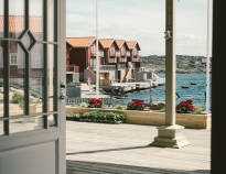 Strana Hotell & Restaurang har en perfekt beliggenhed ved vandet i den charmerende fiskerby Hälleviksstrand.