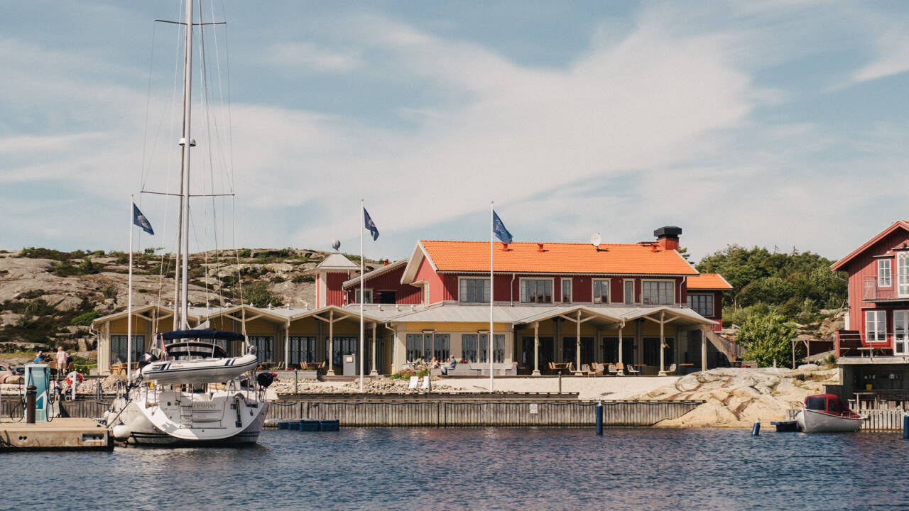 Privat marina med gæste- og faste bådpladser byder sejlere velkommen, der ankommer med båd.