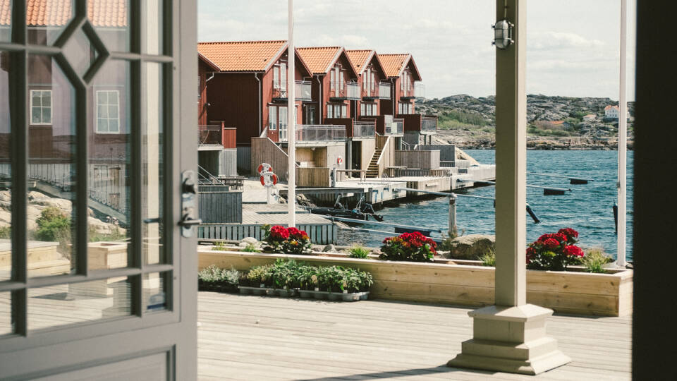 Strana Hotell & Restaurang har en perfekt beliggenhed ved vandet i den charmerende fiskerby Hälleviksstrand.