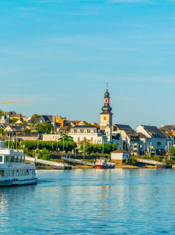 Eine Kreuzfahrt machen! Die romantische Rheingau-Landschaft lässt sich am besten vom Wasser aus bewundern.
