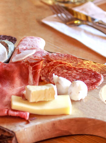 Beginnen Sie Ihren Tag mit einem köstlichen Frühstück und genießen Sie anschließend einmal pro Aufenthalt ein traditionelles Abendessen in Form einer kalten Platte.