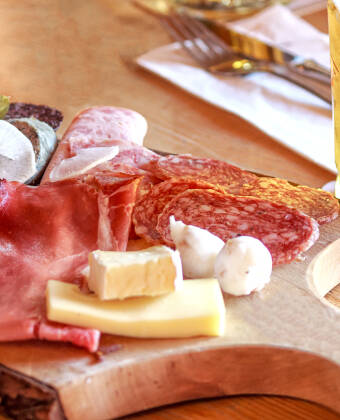 Beginnen Sie Ihren Tag mit einem köstlichen Frühstück und genießen Sie anschließend einmal pro Aufenthalt ein traditionelles Abendessen in Form einer kalten Platte.