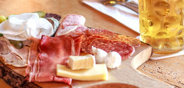 Börja dagen med en utsökt frukost och njut av en traditionell middag i form av en kall tallrik en gång per vistelse.