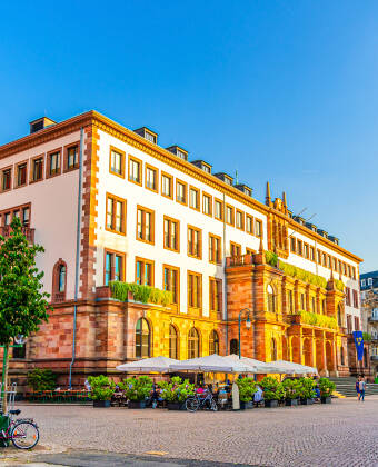 Rüdesheim har inte bara vackra vingårdar och flodlandskap, utan det ligger också bekvämt nära Wiesbaden och Frankfurts storstadsregion.