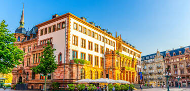 Rüdesheim verfügt nicht nur über wunderschöne Weinberge und Flusslandschaften, sondern liegt auch verkehrsgünstig in der Nähe von Wiesbaden und der Metropolregion Frankfurt.