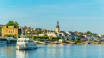 Eine Kreuzfahrt machen! Die romantische Rheingau-Landschaft lässt sich am besten vom Wasser aus bewundern.