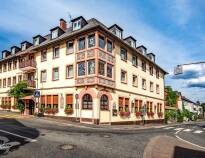 Hotel Rüdesheimer Hof er et dejligt familiedrevet hotel kun få skridt fra bredden af ​​Rhinen.