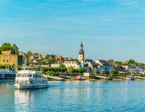 Eine Kreuzfahrt machen! Die romantische Rheingau-Landschaft lässt sich am besten vom Wasser aus bewundern.