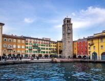 Riva del Garda ligger ikke langt fra hotellet. Den charmerende by byder på gode restauranter og shopping.