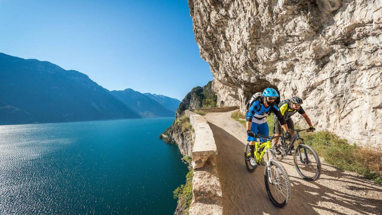 Tag på oplevelser langs Gardasøen og afprøv de mange cykelruter i bjergene.