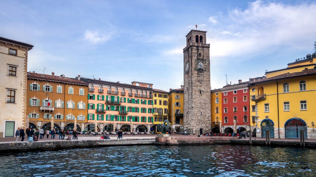 Riva del Garda ligger ikke langt fra hotellet. Den sjarmerende byen byr på gode restauranter og shopping.