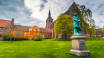 Odense (der Geburtsort von Hans Christian Andersen) ist nur 18 km entfernt und bietet sich für einen Tagesausflug an.