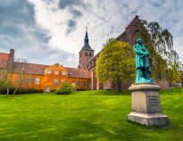Odense (der Geburtsort von Hans Christian Andersen) ist nur 18 km entfernt und bietet sich für einen Tagesausflug an.