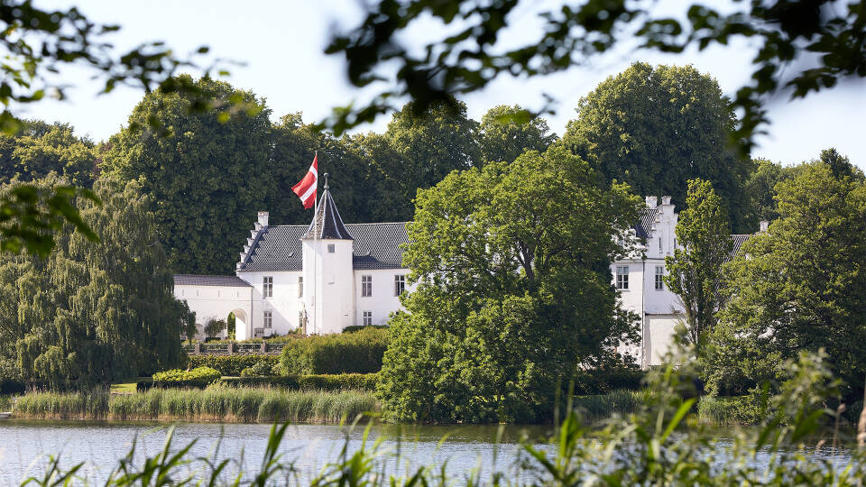 Buchen Sie einen erholsamen Urlaub in einem Schloss, das von einem wunderschönen See, Park und Wald umgeben ist.