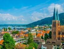 Byen Bregenz er regionens hovedstad, og har en promenade ned til søen, små gader og seværdige bygninger.