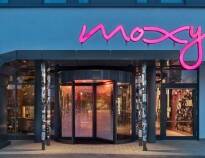 Moxy Düsseldorf City har ett perfekt läge inte långt från stadens centrum och tågstationen, med en tunnelbanestation precis framför hotellet.