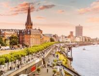 En romantisk promenad längs strandpromenaden vid Rhen är en av de populäraste aktiviteterna i Düsseldorf.