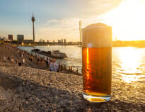 Altbier er lige så meget en del af Düsseldorf som Rhinens terrasser og den længste bar i verden er i den gamle bydel.