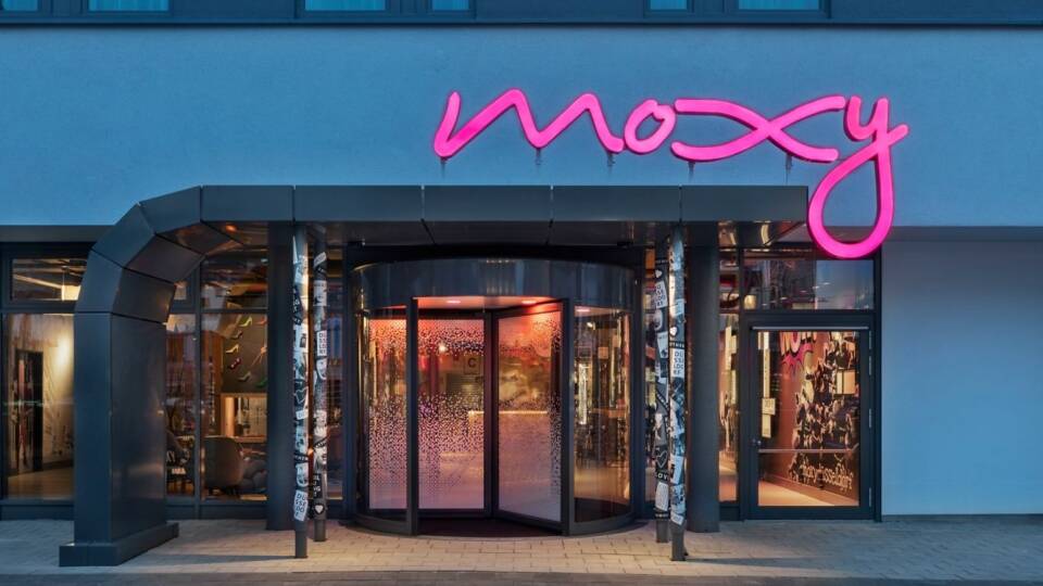 Moxy Düsseldorf City har ett perfekt läge inte långt från stadens centrum och tågstationen, med en tunnelbanestation precis framför hotellet.