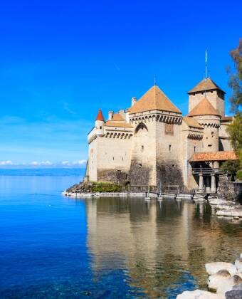 Hotellet ligger nära Genèvesjön, där Schweiz, Frankrike och Italien möts.