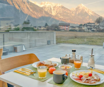 Nyt frokosten med utsikt over fjellene rundt.