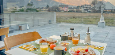 Nyd din morgenmad med udsigt over de omkringliggende bjerge.