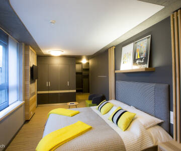 Hvert af de komfortable værelser er unikt indrettet med kunst fra schweiziske kulturikoner.