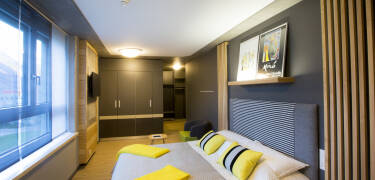 Alle de komfortable rommene er unikt innredet med kunst fra sveitsiske kulturikoner.