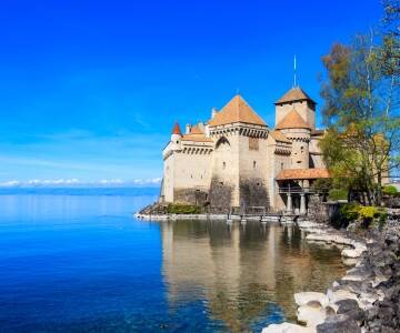 Hotellet ligger tæt på Genevesøen, hvor Schweiz, Frankrig og Italien mødes.