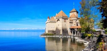 Hotellet ligger tæt på Genevesøen, hvor Schweiz, Frankrig og Italien mødes.