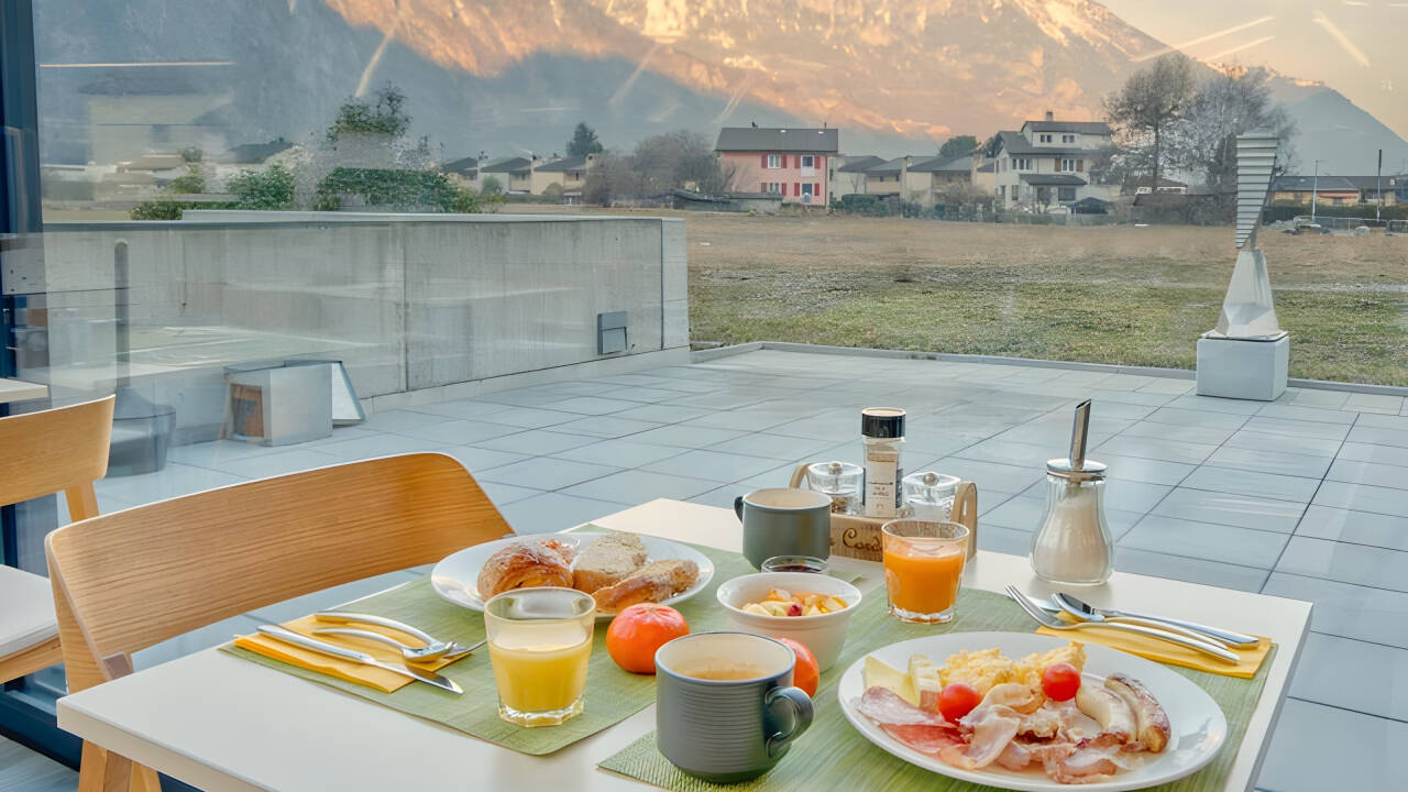 Genießen Sie Ihr Frühstück mit Blick auf die umliegenden Berge.